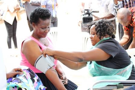Hon_Amelia_donating_blood_on_cooperatives_day