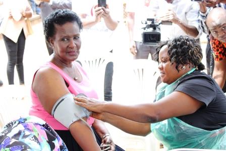 Minister_donating_blood
