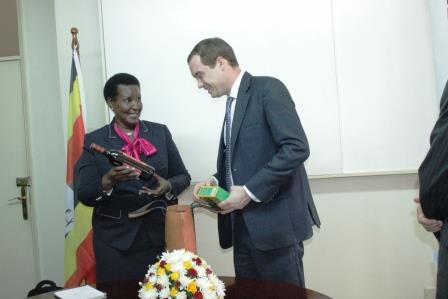 Ukaid_exchanging_gifts